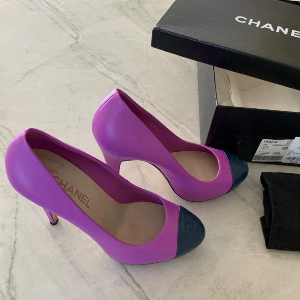 Chanel Fuschia Pumps with Navy Cap Toe with Original Box, size 40 - Picture 5 of 8